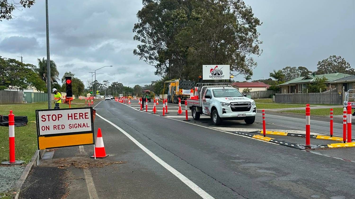 Stop here on red signal sign at a Safe Knight lane closure